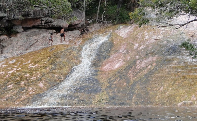 Turista deslizando no tobogã natural de pedra do Ribeirão do Meio